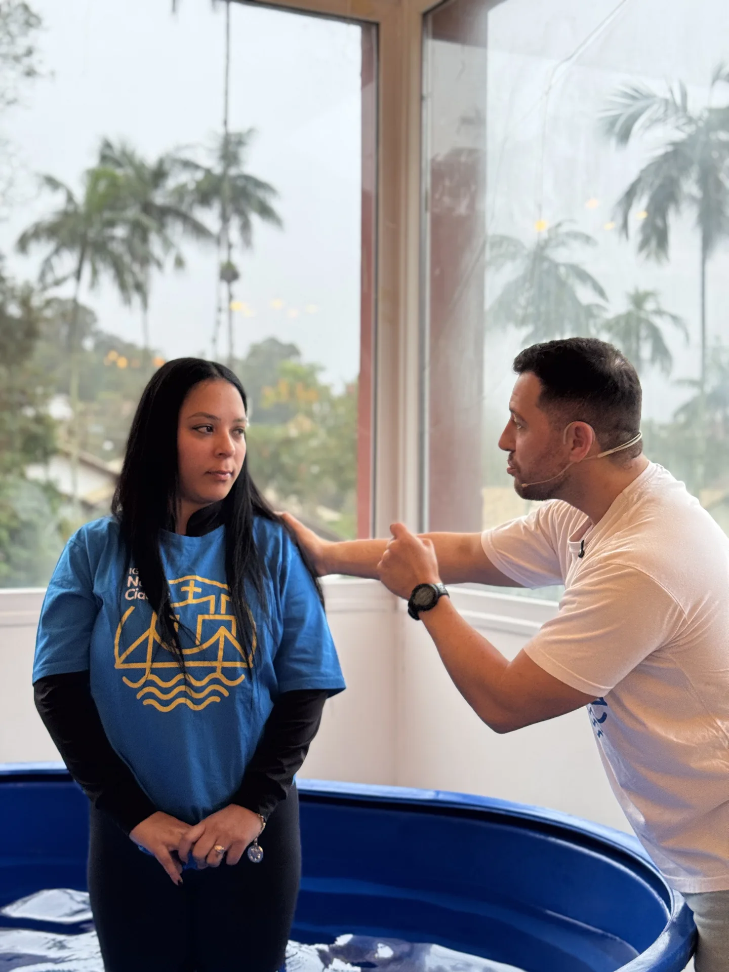 Batismo na Igreja Nova Cidade, com um pastor conversando com uma participante